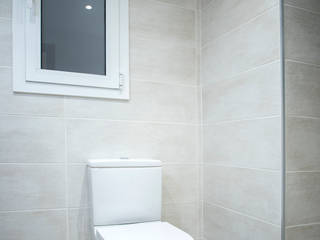 Reforma de cuartos de baño en calle Amigó de Barcelona, Grupo Inventia Grupo Inventia Modern bathroom Tiles