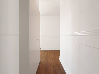 APARTAMENTO AREEIRO, LISBOA, AMPLO arquitectos AMPLO arquitectos Modern corridor, hallway & stairs