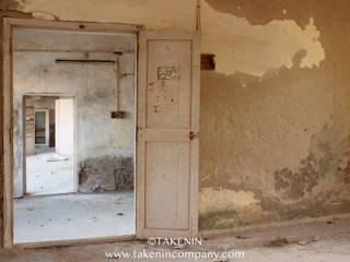 Abandoned School Pondicherry, TakenIn TakenIn Dormitorios infantiles clásicos