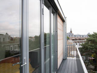 Zinken dakopbouw jaren 30 woning, Studioschaeffer Architecten BNA Studioschaeffer Architecten BNA ระเบียง