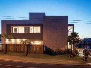 Residencia J&M - Alphaville Gravataí, Carolina Burin & Arquitetos Associados Carolina Burin & Arquitetos Associados منازل التراس