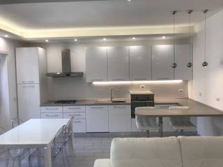 Ristrutturazione appartamentoTotal White, Omnia Multiservizi - Roma Invest Omnia Multiservizi - Roma Invest Modern Kitchen White