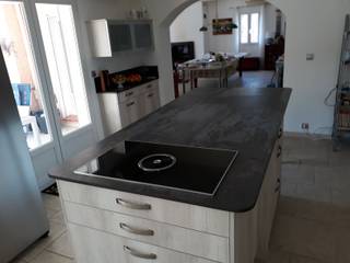 Superbe cuisine avec plan de travail, ilot et crédences en DEKTON trilium. , STONE CLASS STONE CLASS Cozinhas clássicas