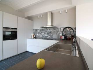 Casa Z_una casa moderna in campagna, Flavia Benigni Architetto Flavia Benigni Architetto Built-in kitchens Tiles Grey