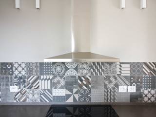Casa Z_una casa moderna in campagna, Flavia Benigni Architetto Flavia Benigni Architetto Modern Kitchen Tiles Grey