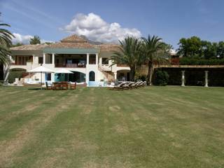 Lomas de Marbella, Estudio de Arquitectura Juan Ligués Estudio de Arquitectura Juan Ligués Jardines en la fachada