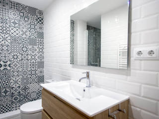 Reforma de cuarto de baño en Viladecans, Grupo Inventia Grupo Inventia Modern bathroom Tiles