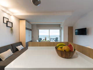 Reforma integral de vivienda vacacional. Front Line Suite, Living Las Canteras, SMLXL-design SMLXL-design Modern kitchen Quartz