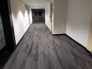 Pisos, Inova Diseño y Decoracion Inova Diseño y Decoracion Modern Corridor, Hallway and Staircase Wood-Plastic Composite Grey