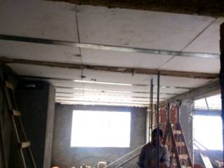 TECHADO DE VIVIENDA SAN JUAN DE MIRAFLORES, HOUSE PERU SAC HOUSE PERU SAC 모던스타일 벽지 & 바닥 철근 콘크리트 멀티 컬러
