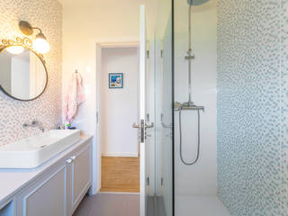 Moradia Miramar - Decoração de Interiores, MOYO Concept MOYO Concept Mediterranean style bathrooms Wood-Plastic Composite White