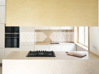 Remodelação de Apartamento Alcântara - Obra Concluída, spacelovers spacelovers Built-in kitchens Plywood