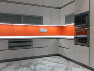 Modern Kitchen @ New Bombay, TATARIA LIVING TATARIA LIVING Built-in kitchens Plywood