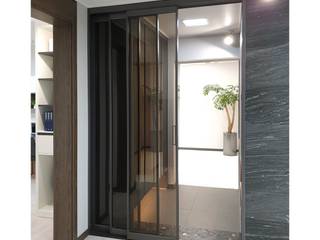위드지스 3연동현관중문, 제주 영평동 효성해링턴코트, 슬림중문, 댐핑시스템, WITHJIS(위드지스) WITHJIS(위드지스) Modern living room Aluminium/Zinc Grey