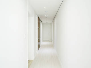 아이들도 좋아하는 투톤하우스_웰카운티49PY 인테리어, 디자인 아버 디자인 아버 Modern corridor, hallway & stairs