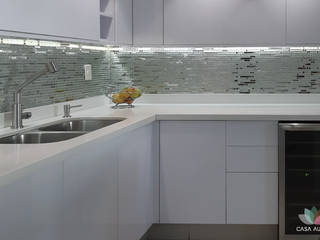 Cocina Blanca en alto brillo, Casa Áurea Casa Áurea Modern kitchen