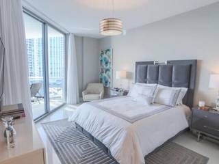 Apartamento sofisticado em Miami Beach tem assinatura brasileira, Flávia Gueiros Flávia Gueiros モダンスタイルの寝室 木 灰色