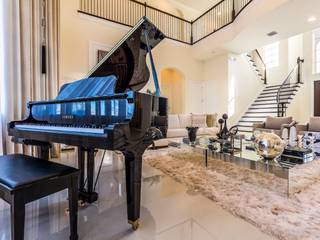 Decoração luxuosa harmoniza clássico com moderno , Flávia Gueiros Flávia Gueiros Living room لکڑی Black