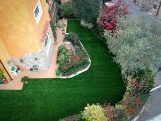 Bellissimo giardino in erba sintetica con filo memory a Brescia, Lizzeri S.n.c. Lizzeri S.n.c. Front yard