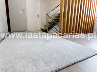 Casa Particular, Valongo, IAS Tapeçarias IAS Tapeçarias Modern Corridor, Hallway and Staircase Textile Amber/Gold