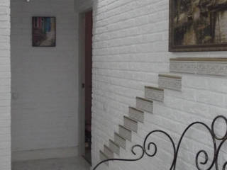 МОП квартиры ЖК Юго-Запад, Елена Колембет Елена Колембет Classic style corridor, hallway and stairs Bricks