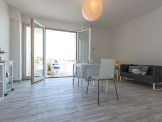 HOME STAGING di un appartamento SUL MARE A BELLARIA (RN), Mirna Casadei Home Staging Mirna Casadei Home Staging Skandynawski salon