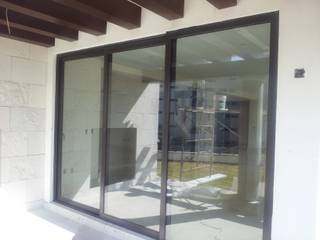 OBRA EN BOSQUE REAL (HUIXQUILUCAN EDO. MEX.), EURO WINDOWS EURO WINDOWS Puertas y ventanas modernas Aluminio/Cinc