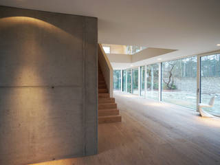 Kubisches Einfamilienhaus am Petzinsee, wolff:architekten wolff:architekten モダンデザインの リビング コンクリート