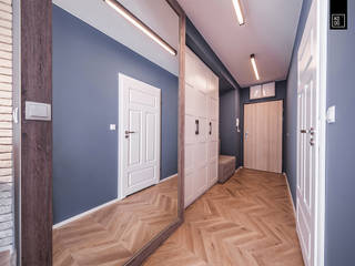 BUJANIE W OBŁOKACH, KODO projekty i realizacje wnętrz KODO projekty i realizacje wnętrz Classic corridor, hallway & stairs
