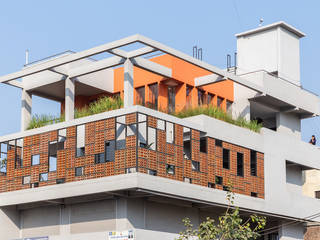 Design for 4,000 sq. ft. at Ranjangaon Ganpati, Pune, M+P Architects Collaborative M+P Architects Collaborative Багатоквартирний будинок Цегла Сірий