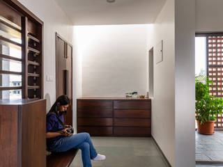 Design for 4,000 sq. ft. at Ranjangaon Ganpati, Pune, M+P Architects Collaborative M+P Architects Collaborative Pasillos, vestíbulos y escaleras de estilo minimalista