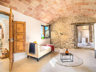 Home Staging en Masía en Girona, Markham Stagers Markham Stagers Koridor & Tangga Gaya Country Batu
