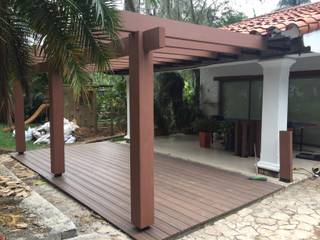 Pérgola y Deck en WPC, Madera Plástica Colombia Ecológica SAS Madera Plástica Colombia Ecológica SAS بلكونة أو شرفة