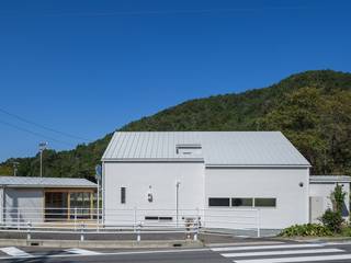 向き合うイエ, WADAGUMI WADAGUMI Chalets & maisons en bois Bois massif Multicolore