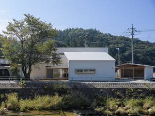 向き合うイエ, WADAGUMI WADAGUMI Chalets & maisons en bois Bois massif Multicolore