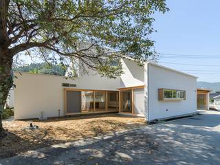 向き合うイエ, WADAGUMI WADAGUMI Chalets & maisons en bois Bois massif Multicolore