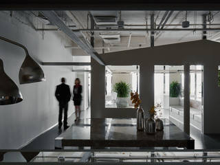 GABLE HOUSE, ARCHISTRY design&research office ARCHISTRY design&research office Modern corridor, hallway & stairs Aluminium/Zinc