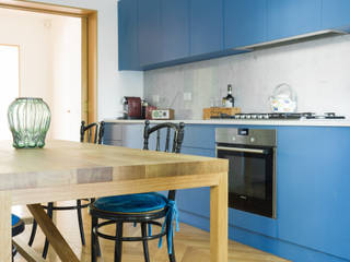 Casa K, Arbit Studio Arbit Studio Einbauküche Holz Blau