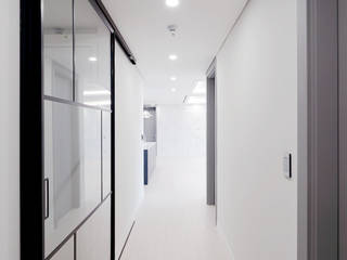 송도 퍼스트월드 골드포인트 모던하우스, 디자인 아버 디자인 아버 Modern Corridor, Hallway and Staircase