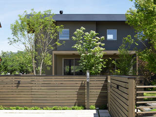 大和町の家, 柳瀬真澄建築設計工房 Masumi Yanase Architect Office 柳瀬真澄建築設計工房 Masumi Yanase Architect Office Jardines en la fachada Madera Acabado en madera