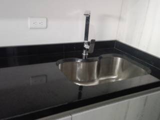 Cocina con granito negro absoluto, planet stone sas planet stone sas مطبخ ذو قطع مدمجة جرانيت