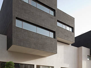 Proyecto de diseño y construcción de 6 casas unifamiliares adosadas de dos pisos , AGi architects arquitectos y diseñadores en Madrid AGi architects arquitectos y diseñadores en Madrid Minimalist house Concrete Black