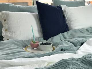 Len w sypialni. , NatureBed NatureBed Mediterranean style bedroom Flax/Linen Pink