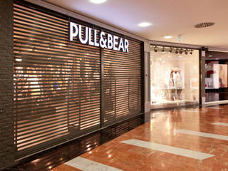 PULL&BEAR Roller shutter, T. Hernani T. Hernani Коммерческие помещения Металл