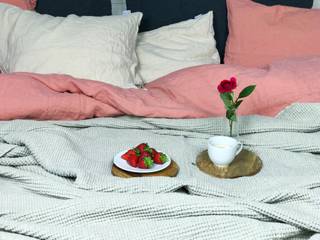Living Coral Is Pantone`s 2019 Color of the Year., NatureBed NatureBed Scandinavian style bedroom Flax/Linen Pink