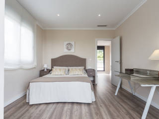 Blanca y moderna casa rural, Tilaq Estudio Tilaq Estudio Classic style bedroom
