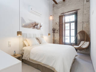 Casa de alquiler vacacional en El Cabanyal, Valencia, Tilaq Estudio Tilaq Estudio Rustic style bedroom Bricks