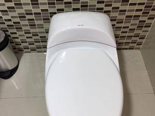 Renovación Baños Redeban, endinternational.col endinternational.col Modern bathroom Ceramic