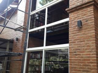 Cerramientos de aluminio en Padua, Constructora del Este Constructora del Este Industrial style windows & doors Aluminium/Zinc