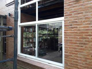 Cerramientos de aluminio en Padua, Constructora del Este Constructora del Este Industrial style windows & doors Aluminium/Zinc
